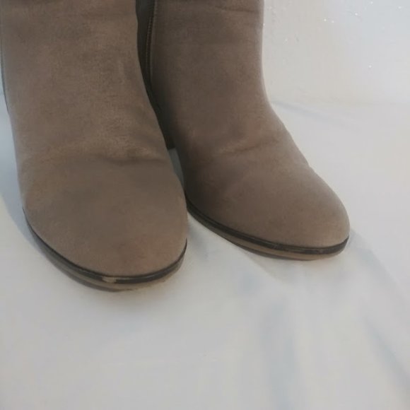 Apt. 9 women's size 8.5 tan high heel ankle boots - Picture 10 of 12